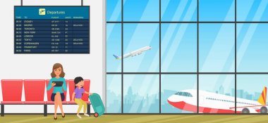 Havaalanı bekleme odası veya kalkış lounge koltukları, bilgi panelleri ve insanlarla. Uçaklar manzaralı Terminal Binası.