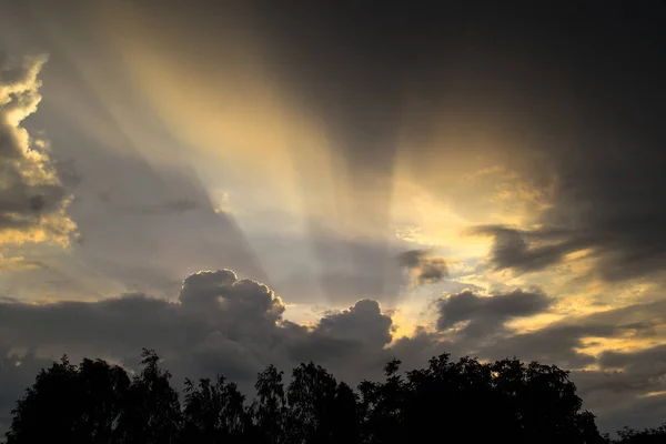 Zonsondergang op een bewolkte dag — Stockfoto