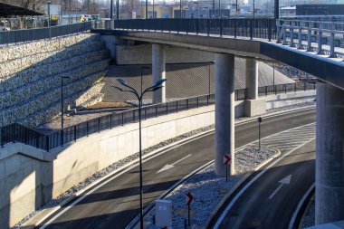 Köprünün altında yolu