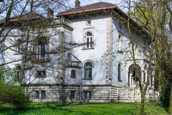 Historic villa in the park. — Stock Photo, Image