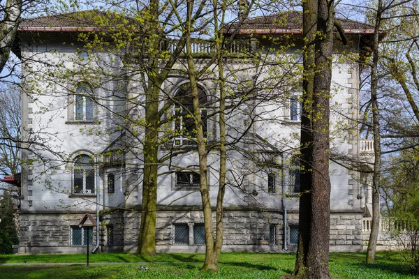 Historic villa in the park. — Stock Photo, Image