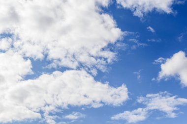 Bulutlu mavi gökyüzü.