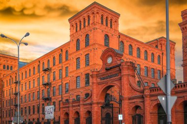 Batan güneşin tarihi binalarda.