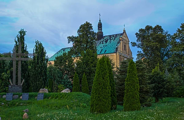 Müzik Okulu ve Manastırı ile birlikte kilise Lutomiersk, Polonya — Stok fotoğraf