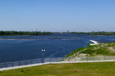 Onu ortasında Vistula Nehri koş, Polonya