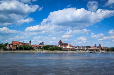 Onu ortasında Vistula Nehri koş, Polonya