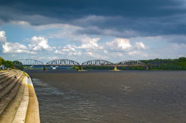 Onu ortasında Vistula Nehri koş, Polonya