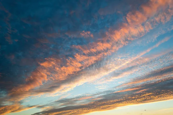 Gökyüzü batan güneşin yaktı