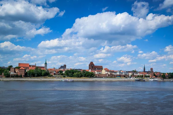 Onu ortasında Vistula Nehri koş, Polonya