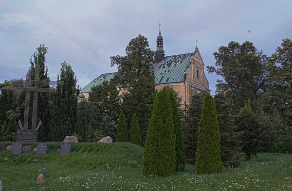 Μουσική Σχολή και τη Μονή μαζί με την εκκλησία σε Lutomiersk, Πολωνία — Φωτογραφία Αρχείου