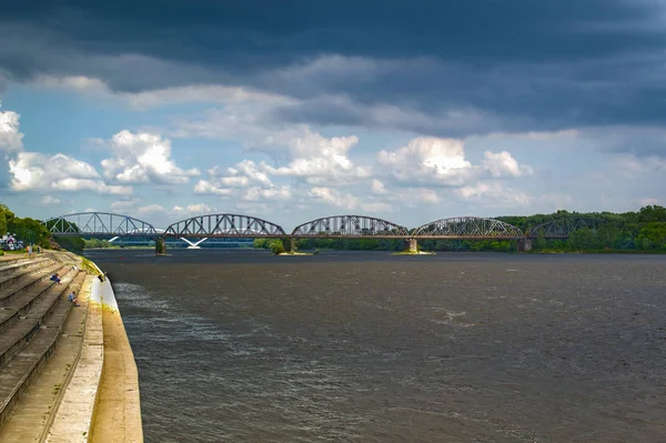 Onu ortasında Vistula Nehri koş, Polonya