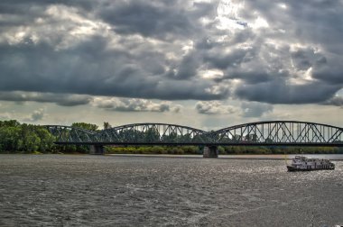 Onu ortasında Vistula Nehri koş, Polonya