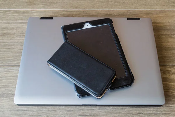 Laptop met andere accessoires — Stockfoto