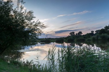 Batan güneşin ışınları nehirde