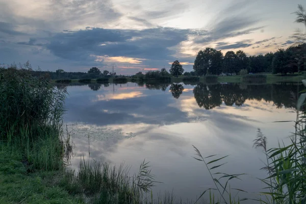 Ein Teich im Licht der untergehenden Sonne — Stockfoto