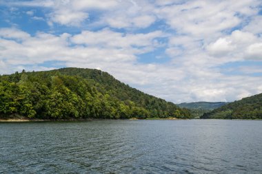 Tepelerde göl Solinskim, Polonya