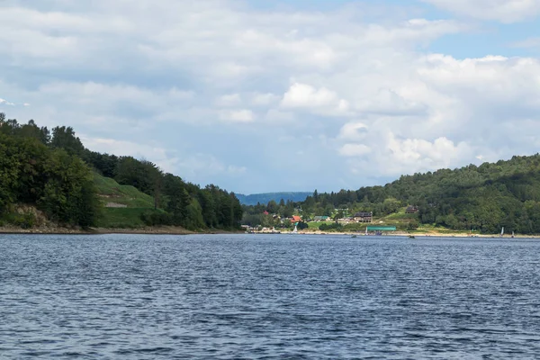 Hegyek, tó Solinskim, Lengyelország — Stock Fotó