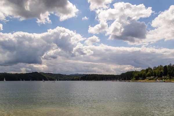Tepelerde göl Solinskim, Polonya — Stok fotoğraf