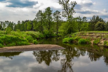 Aralarında sallayarak küçük bir nehir