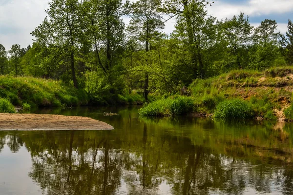 Aralarında sallayarak küçük bir nehir