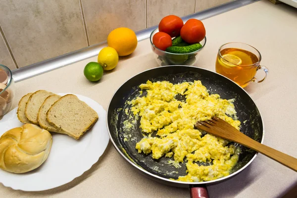 Œufs brouillés pour le petit déjeuner — Photo