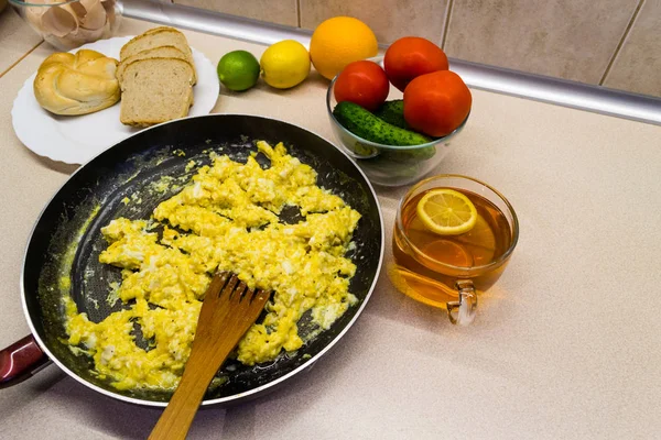 Œufs brouillés pour le petit déjeuner — Photo