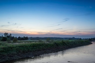 Günbatımı arasında mera