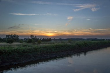 Günbatımı arasında mera
