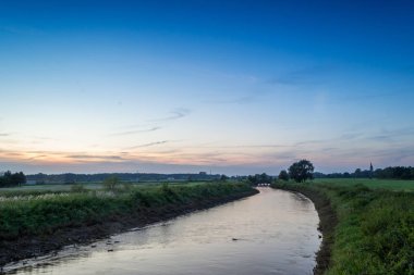 Günbatımı arasında mera
