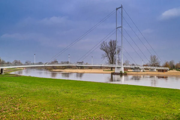 Sieradz, Polonya kentinde Warta Nehri Köprüsü