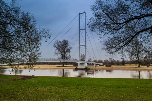 Sieradz, Polonya kentinde Warta Nehri Köprüsü