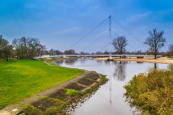 Sieradz, Polonya kentinde Warta Nehri Köprüsü