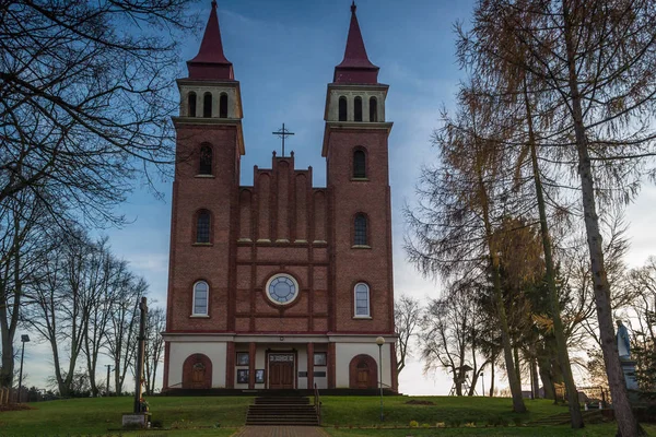 Kirche des heiligen Herzens Jesus und der Heiligen Drei Könige in dutty, Polen — Stockfoto