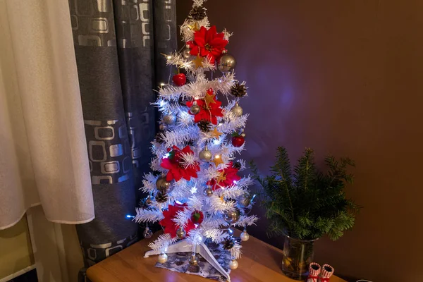 Árvore Natal Vestido Com Bugigangas Prata Flores Estrela — Fotografia de Stock