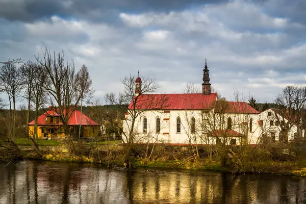 Kirche Ufer Des Flusses Pilica Inowlodz Poland — Stockfoto