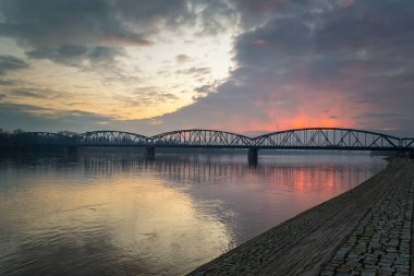Torun'da şehir günbatımı aydınlatan köprü Vistula Nehri, Polonya