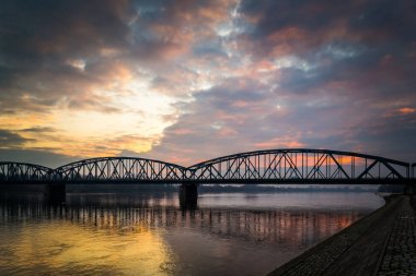 Torun'da şehir günbatımı aydınlatan köprü Vistula Nehri, Polonya