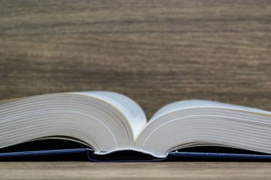 Kitap - yazılı belge, insan düşünce, daha geniş bir fort yedek, kalıcı olarak hakkında birden çok sayfalı yayının formdaki bir kaydı.