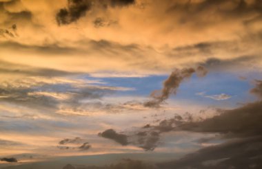 Grafik işleri için arka plan olarak ayar güneş tarafından aydınlatılmış bulutlar.