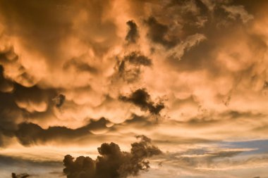 Grafik işleri için arka plan olarak ayar güneş tarafından aydınlatılmış bulutlar.