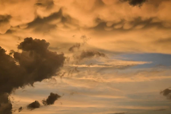 Nubes Iluminadas Por Sol Poniente Como Fondo Para Obras Gráficas — Foto de Stock