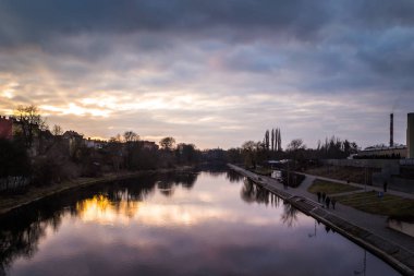 Gece Brda Nehri yansıma ile Bydgoszcz şehir mimarisi, Polonya