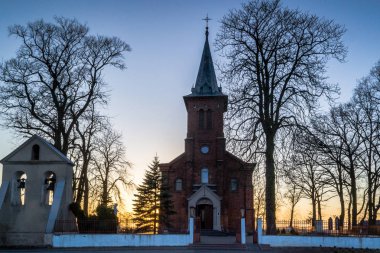 Pabianicka Hill, Polonya'da meydana gelen güneş tarafından aydınlatılmış tepe üzerinde tarihi Kilisesi
