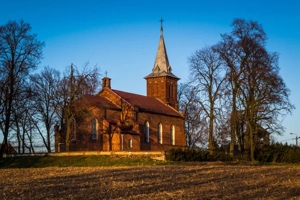 Pabianicka ポーランドで発生した太陽に照らされた丘の歴史的な教会 — ストック写真