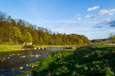 Batan güneşin ışığında, Polonya akan nehir Mszanka