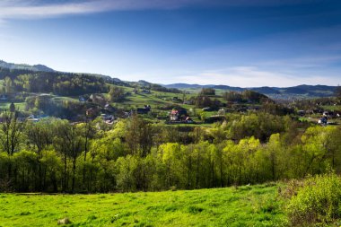 Dağlar bahar güneş yaktı.