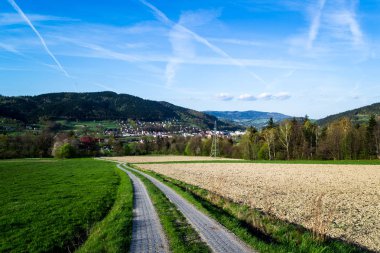 Dağlar bahar güneş yaktı.