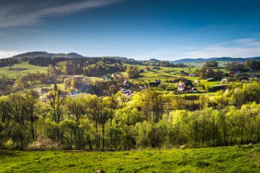 Dağlar bahar güneş yaktı.