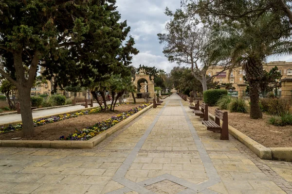 Calle Estrecha Rodeada Antiguas Casas Alquiler Malta — Foto de Stock