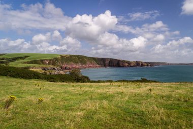 Galler 'de plaj ve okyanus.